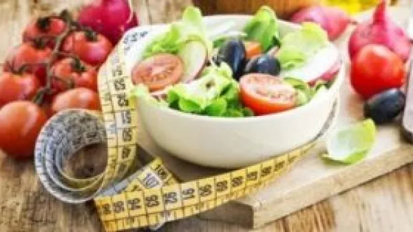 قبل اتباعها.. خبراء يحددون متى تتحول الأنظمة الغذائية الخالية من السكر والألبان إلى خيار ضار.