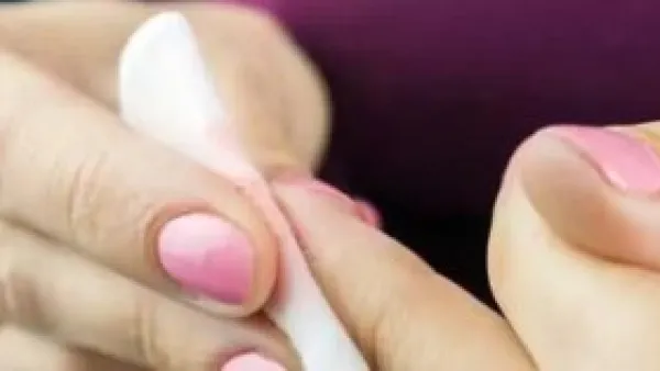 التصق صمغ الأظافر بجلدك؟ لا تفركيه.. إليكِ الحل بمكونات من مطبخك.