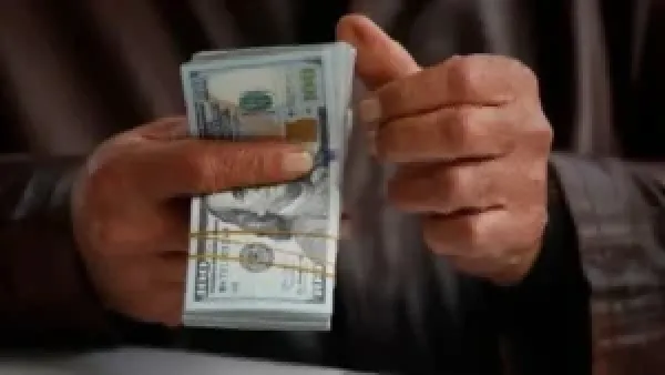 سعر صرف الدولار أمام الجنيه المصري يستقر عند مستويات اليوم الإثنين وفق بيانات البنك المركزي والبنوك