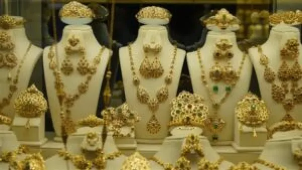 أسعار الذهب تنهي الأسبوع على انخفاض حاد.. الجنيه يخسر 160 جنيهًا في ساعات