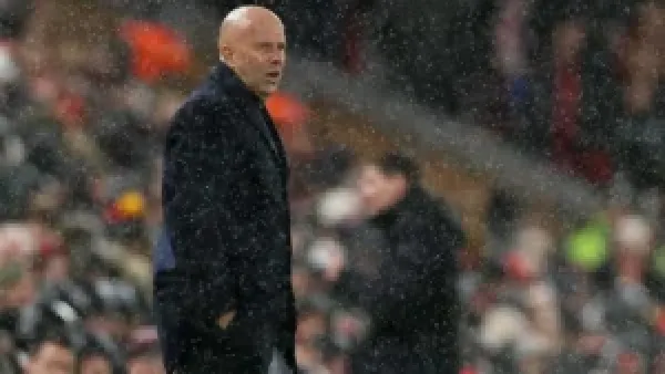 أرني سلوت بالقرب من الرحيل بعد سقوط تاريخي لليفربول في دوري الأبطال