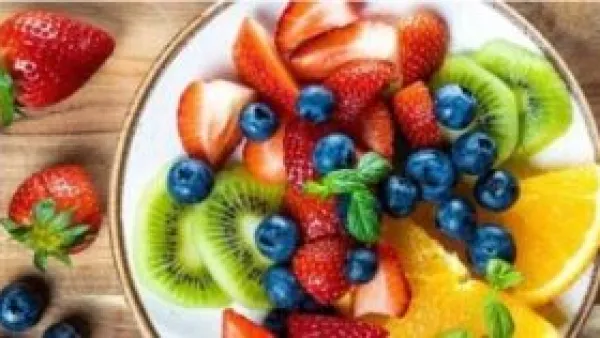 غنية باللوتين والزنك.. 4 فواكه تحمي شبكية العين من إجهاد الشاشات الرقمية.