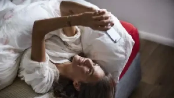 مشاهدة الفيديو يوميًا تحفز إفراز الدوبامين في الدماغ لكن استمرارها يُسبب اضطرابات في التركيز والذاكرة