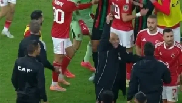 عقوبات الكاف تتهدد الجيش الملكي بسبب أحداث الشغب في دوري أبطال أفريقيا
