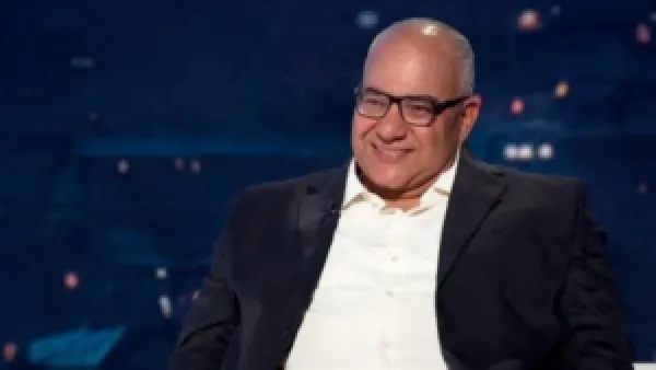 الهجوم أثر على أسرتي".. بيومي فؤاد يوضح سبب تراجعه عن مسرحية "علي كلاي