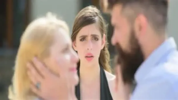 تفسير رؤية الضرة في المنام عند ابن سيرين: زواج الزوج بأخرى رمز للرزق وتحسن الأوضاع