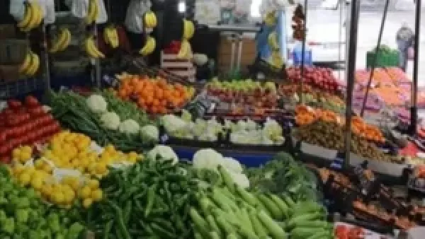 استقرار أسعار الخضراوات وهدوء حركة الفاكهة يعكسان توازن السوق في سوهاج