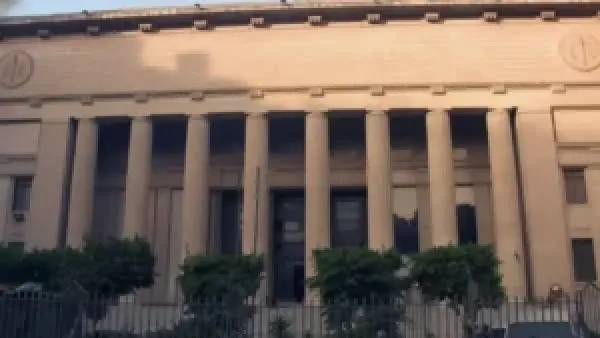 رئيس الضرائب يُضبط متلبسًا بحقيبة تحتوي 200 ألف رشوة ويواجه تحقيقات جنائية