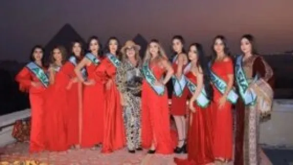 ملكات جمال من 5 قارات يخترن الأهرامات لإطلالة تجمع بين التاريخ والجمال.