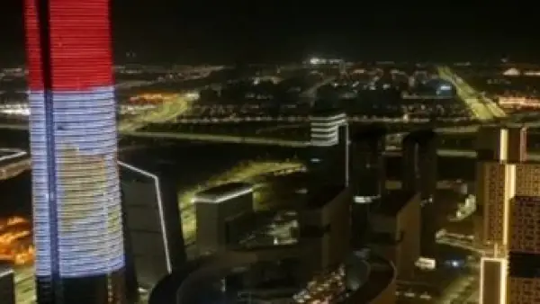 أضواء العاصمة الجديدة.. العلم المصري يزين البرج الأيقوني احتفالاً بليلة رأس السنة