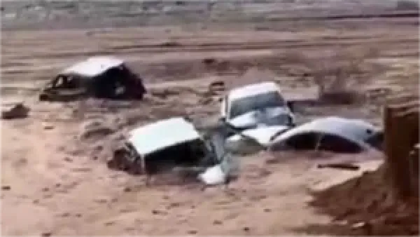 أمطار جدة الغزيرة تعطل الحركة وتحتجز السيارات على الطرق الرئيسة