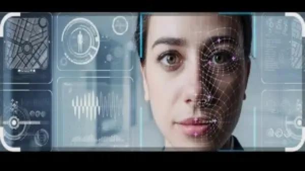 البصمة في العمل تجبر شابًا على الابتسام يوميًا لتجنب خصم الراتب