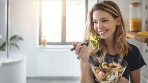 تسريع الشيخوخة وتدهور الدماغ: العادة اليومية على مائدة الطعام التي تحرم منها صحتك