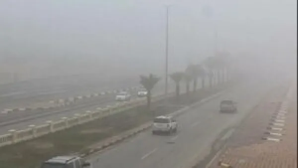 انخفاض الرؤية وانتشار الضباب يغلق الأجواء أمام السائقين في معظم مناطق البلاد خلال الساعات المقبلة