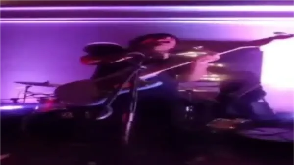 ميكروفون يصعق المغني كارلوس سواريز ويسبب له حروقًا بليغة أثناء حفله في بيرو