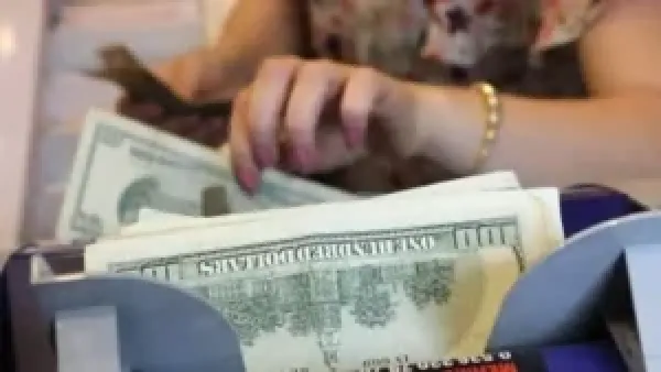 سعر الدولار في البنوك المصرية يواصل استقراره وسط تقلبات السوق