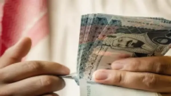 انخفاض الريال السعودي في عدن إلى 140 ريال يمني يعكس تحديات اقتصادية حقيقية في اليمن