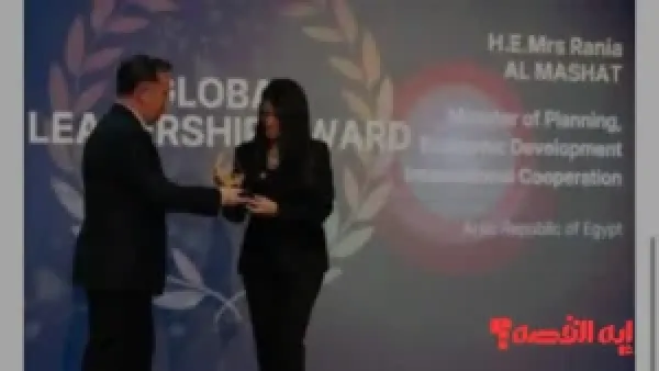 مصر تفتخر.. رانيا المشاط تتسلم جائزة الرياضة الدولية في باريس 2025