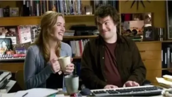 كيت وينسليت تكشف أن فيلم الكريسماس المفضل لدى المعجبين يختلف عن تايتانيك