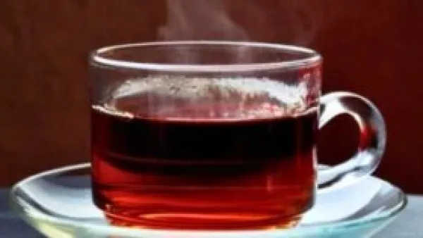 القهوة تمنحك ذروة طاقة سريعة.. لكن الشاي يمنع انهيار ما بعد الظهيرة