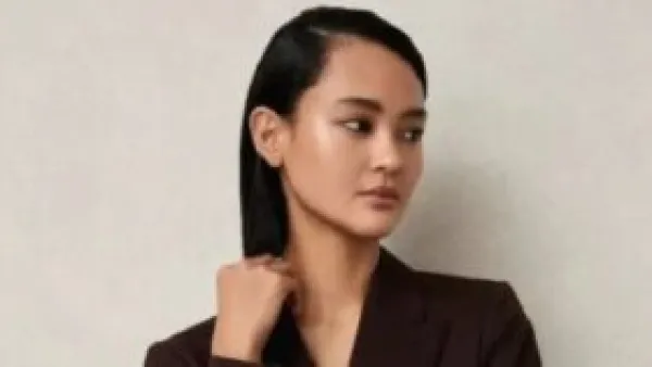 ألوان بدل شتاء 2026: 5 درجات جديدة تتجاوز الأسود التقليدي لإطلالة أكثر قوة.