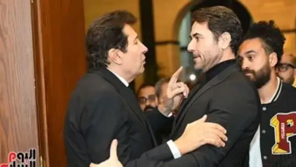 نجوم الفن في الكنيسة.. أحمد عز وطارق لطفي يشاركون بجنازة والدة هاني رمزي