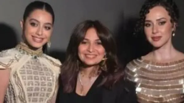 ياسمينا العبد وشيرين أحمد.. إطلالتان بتوقيع مصممة واحدة في ليلة افتتاح المتحف