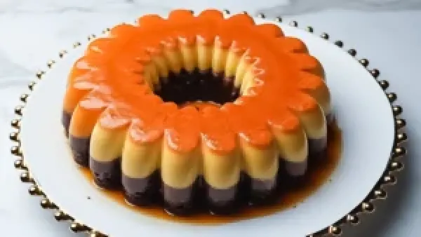 يبحث عنها الجميع.. تعلمي أسرار كيكة الكريم كراميل الهشة بطعم لا يقاوم احسن من المحلات