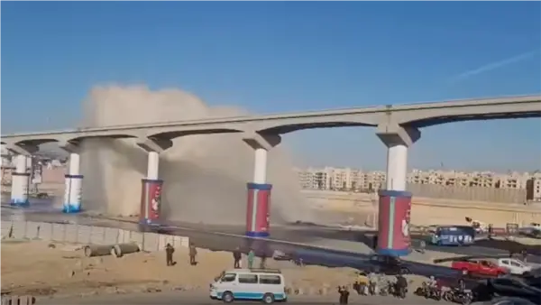 ارتفاع مياه قياسي.. فيديوهات توثق لحظة انفجار ماسورة قطر 1200 مم بالتجمع الخامس