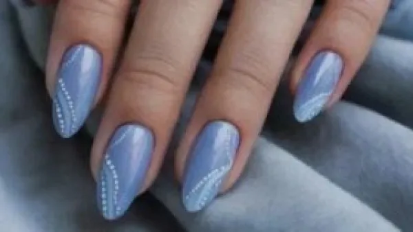 ألوان الشوكولاتة والتوت الداكن: كيف أعادت البساطة الفاخرة تعريف اتجاهات طلاء الأظافر لشتاء 2026.