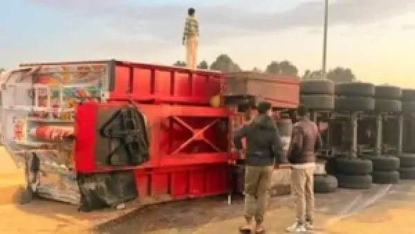 إصابة شخصين في انقلاب تريلة محملة بالغلال على طريق الإسماعيلية القاهرة