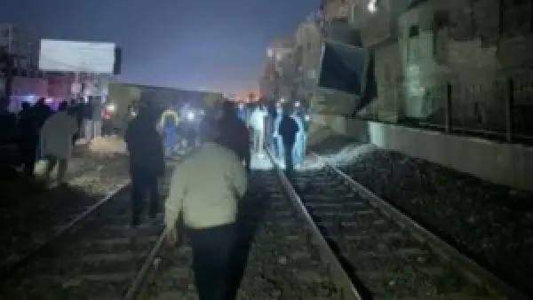 سقوط حاويات فارغة من قطار بجوار طريق الإسكندرية الزراعي يعرقل المرور دون تسجيل إصابات