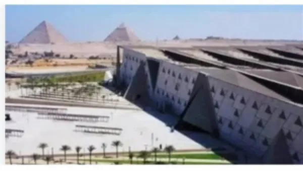 زوار المتحف المصري الكبير يتحولون إلى ملوك الفراعنة بتقنية ذكاء اصطناعي تفاعلية.