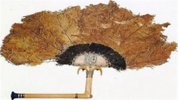 ريش النعام.. سر مروحة الملك توت عنخ آمون التي أذهلت زوار المقبرة