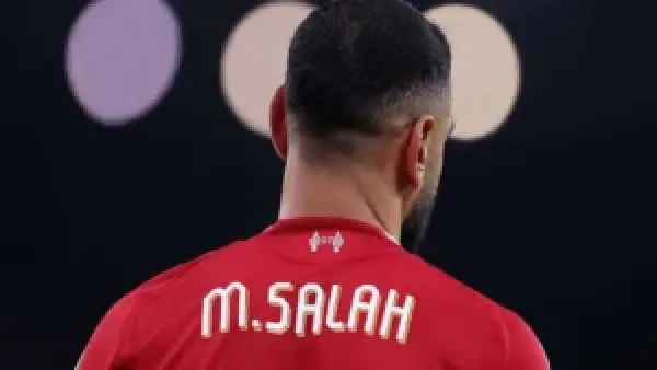 جيرارد يقترب من خلافة سلوت في ليفربول بعد تألقه كمدرب لشاب محمد صلاح