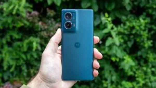 بشاشة منحنية وكاميرا احترافية.. مواصفات هاتف موتورولا Edge 50 Fusion الجديد في الأسواق