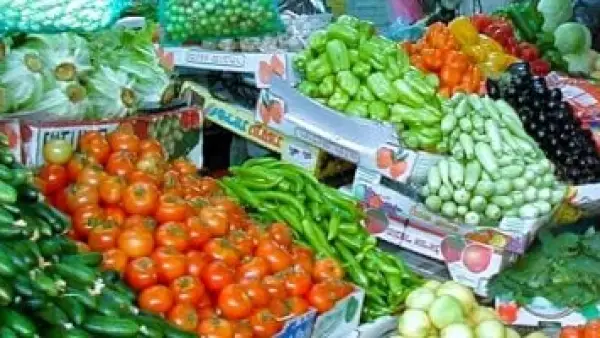 الطماطم بـ 10 جنيهات.. قائمة أسعار الخضراوات والفاكهة داخل أسواق أسوان اليوم