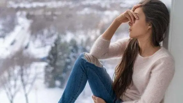 أطباء يحذرون.. تأثير التقلبات الجوية على الصحة النفسية وكيفية مواجهة أعراض الاكتئاب الشتوي