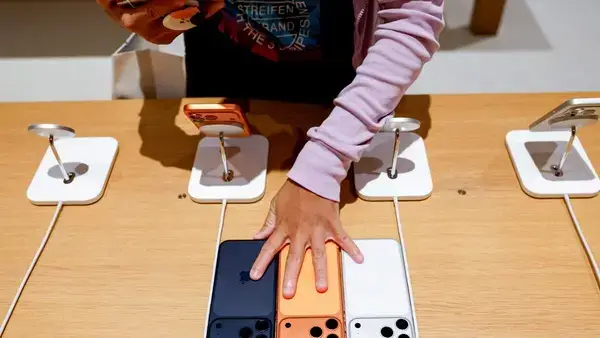 شاشة بلا فتحات.. آيفون 20 برو يلوح بثورة جديدة في سباق الهواتف الذكية