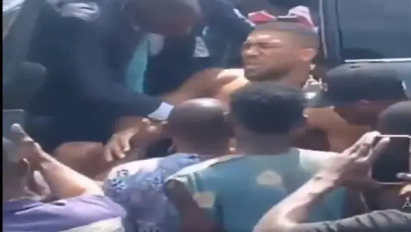 نجاة أنتوني جوشوا.. تفاصيل حادث سير مروع لبطل الملاكمة على طريق نيجيريا