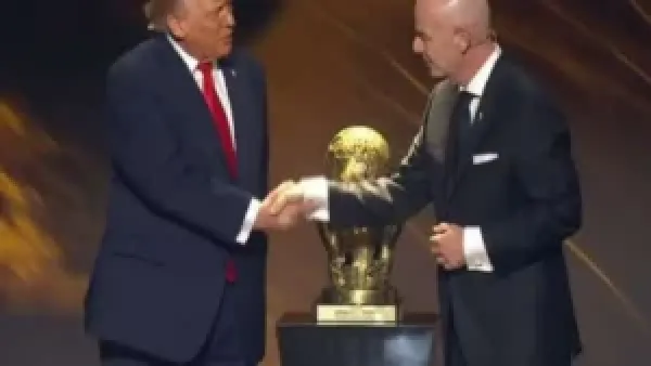 فيفنتينو يمنح ترمب جائزة فيفا للسلام تقديراً لدوره في قمة شرم الشيخ