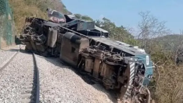 حادث قطار بالمكسيك.. مصرع وإصابة 111 راكبًا تحت أنقاض العربات المنقلبة