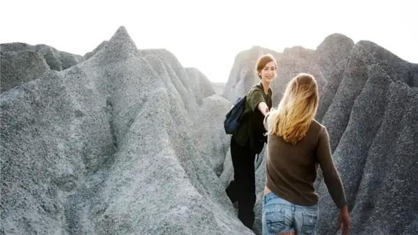 6 أبراج تتراجع وفاؤها والجدعنة في أوقات الأزمات رغم شخصياتها الاجتماعية الجذابة