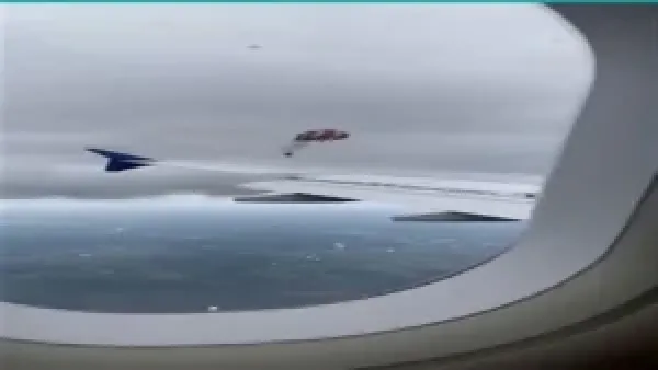 ضرب البرق منطاد هوائي في السماء يوثق لحظة تحول رحلة هادئة إلى كارثة جوية