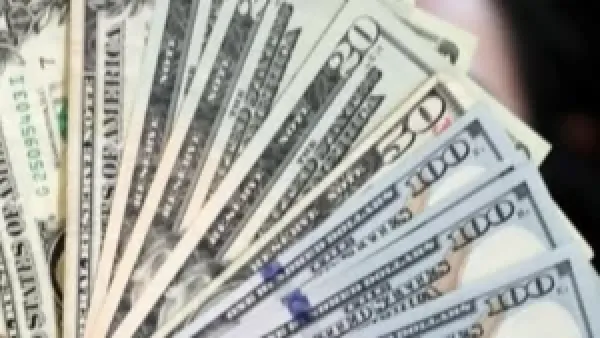 سعر الدولار في البنوك المصرية ينخفض دون 48 جنيهاً الخميس