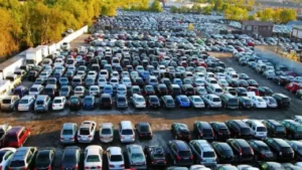 مزاد بيع سيارات النيابات بأسعار منخفضة: شروط الاشتراك وضوابط الهيئة العامة للخدمات الحكومية