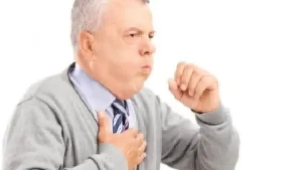 مشروبات طبيعية تقلل السعال المستمر في البرد وتعزز طرد البلغم بكفاءة