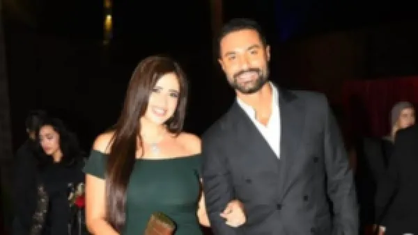 بفستان أسود قصير أبرز رشاقتها، ياسمين عبد العزيز تتصدر حديث الجمهور في زفاف هادي الباجوري.