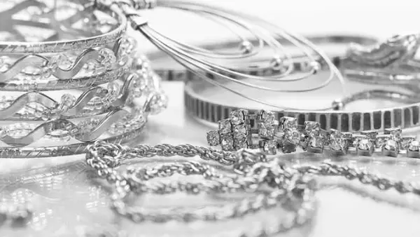 تحديثات الأسواق.. سعر جرام الفضة عيار 925 يسجل مستويات جديدة بختام تعاملات الثلاثاء