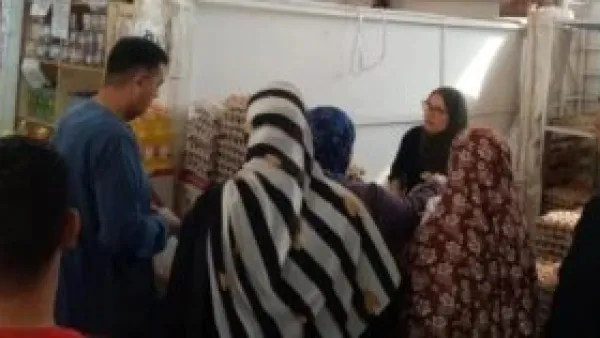 سعر البيض يرتفع إلى 100 جنيه في المعرض الدائم للسلع الغذائية وتأثيره على ميزانية الأسر